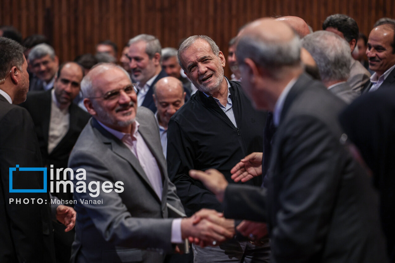 تصاویری از خوش و بش رئیسجمهور با معلمان نمونه کشور/ در گرامیداشت روز معلم چه گذشت؟