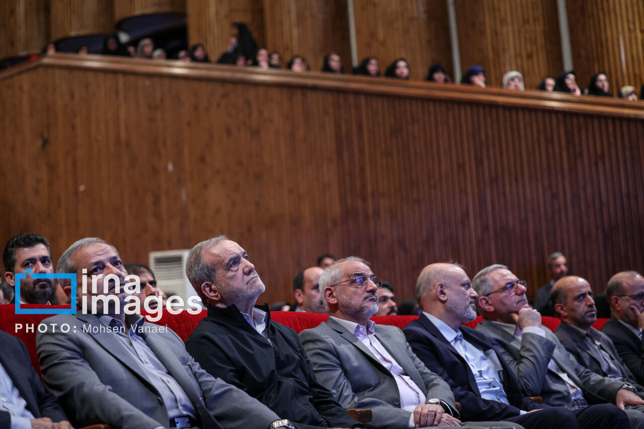 تصاویری از خوش و بش رئیسجمهور با معلمان نمونه کشور/ در گرامیداشت روز معلم چه گذشت؟