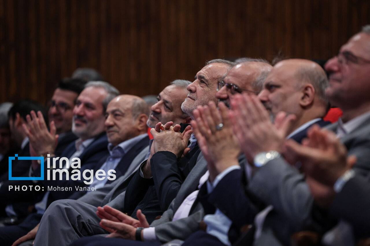 تصاویری از خوش و بش رئیسجمهور با معلمان نمونه کشور/ در گرامیداشت روز معلم چه گذشت؟