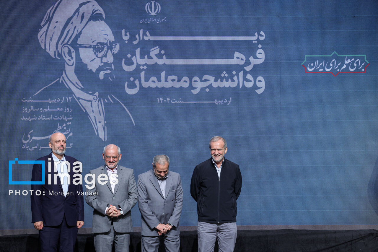 تصاویری از خوش و بش رئیس‌جمهور با معلمان نمونه کشور/ در گرامیداشت روز معلم چه گذشت؟