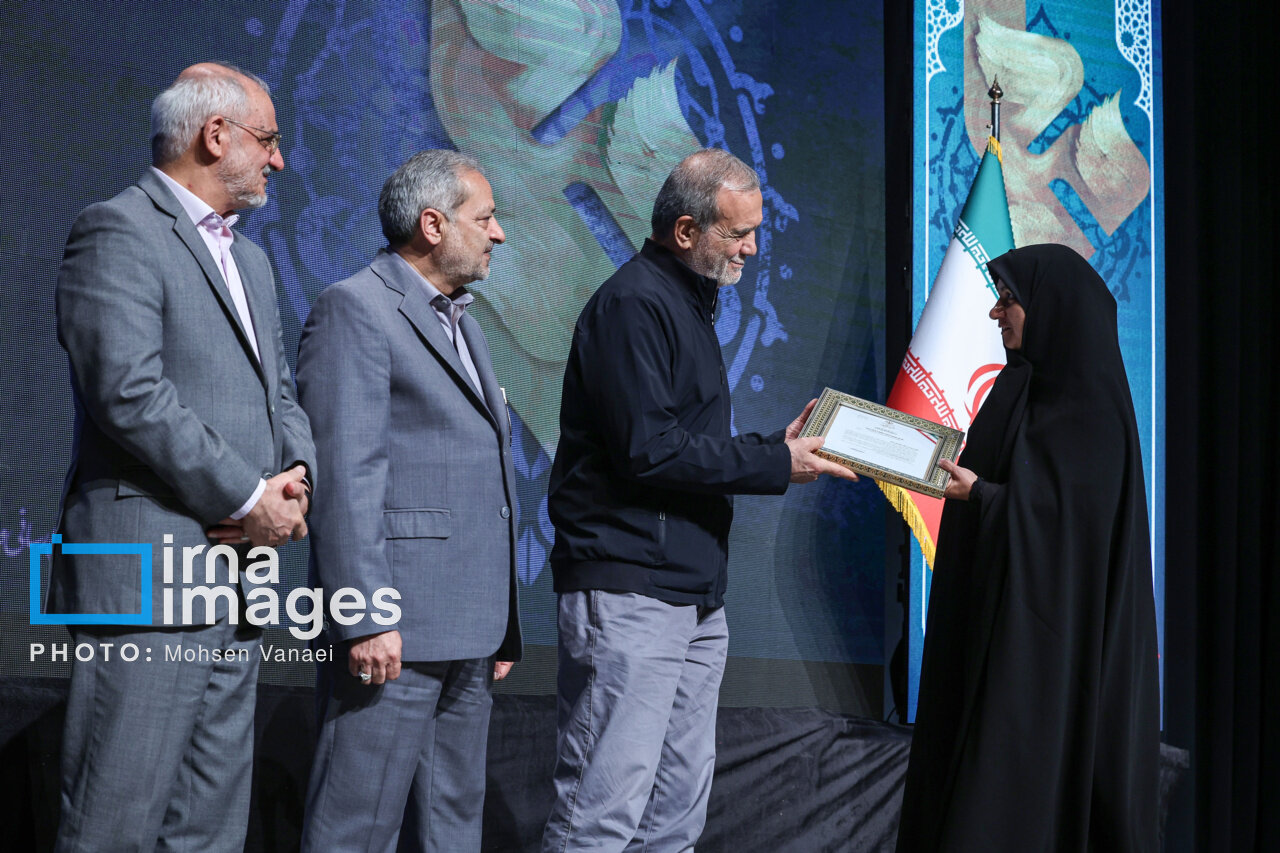 تصاویری از خوش و بش رئیسجمهور با معلمان نمونه کشور/ در گرامیداشت روز معلم چه گذشت؟