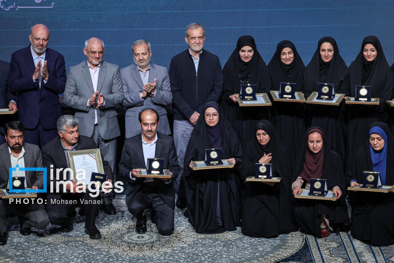 تصاویری از خوش و بش رئیسجمهور با معلمان نمونه کشور/ در گرامیداشت روز معلم چه گذشت؟