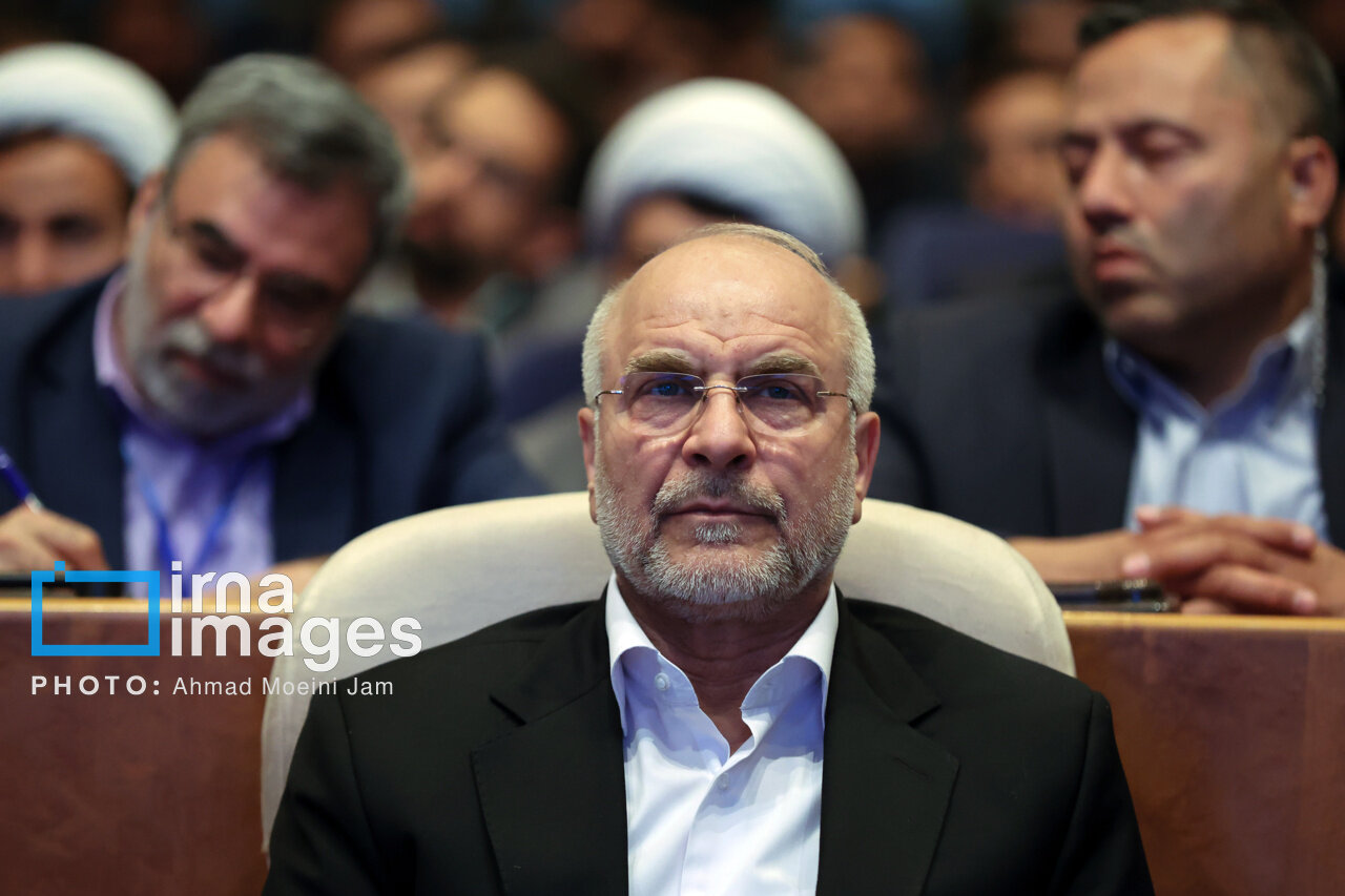 تصاویری از استقبال عکاسان از قالیباف در یک همایش