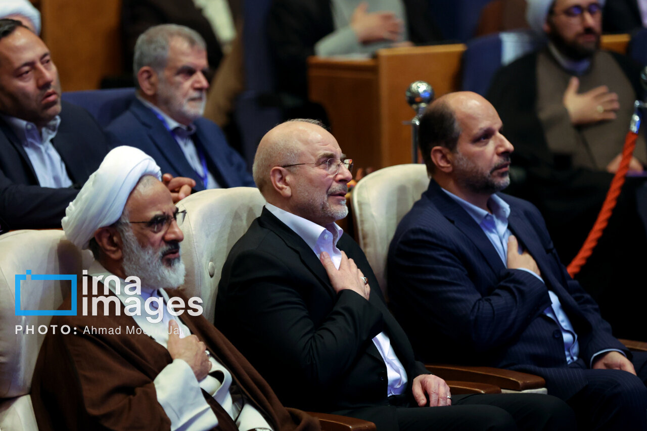 تصاویری از استقبال عکاسان از قالیباف در یک همایش