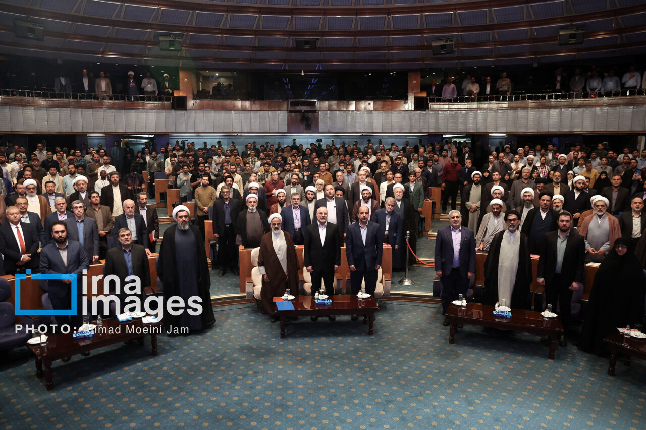 تصاویری از استقبال عکاسان از قالیباف در یک همایش