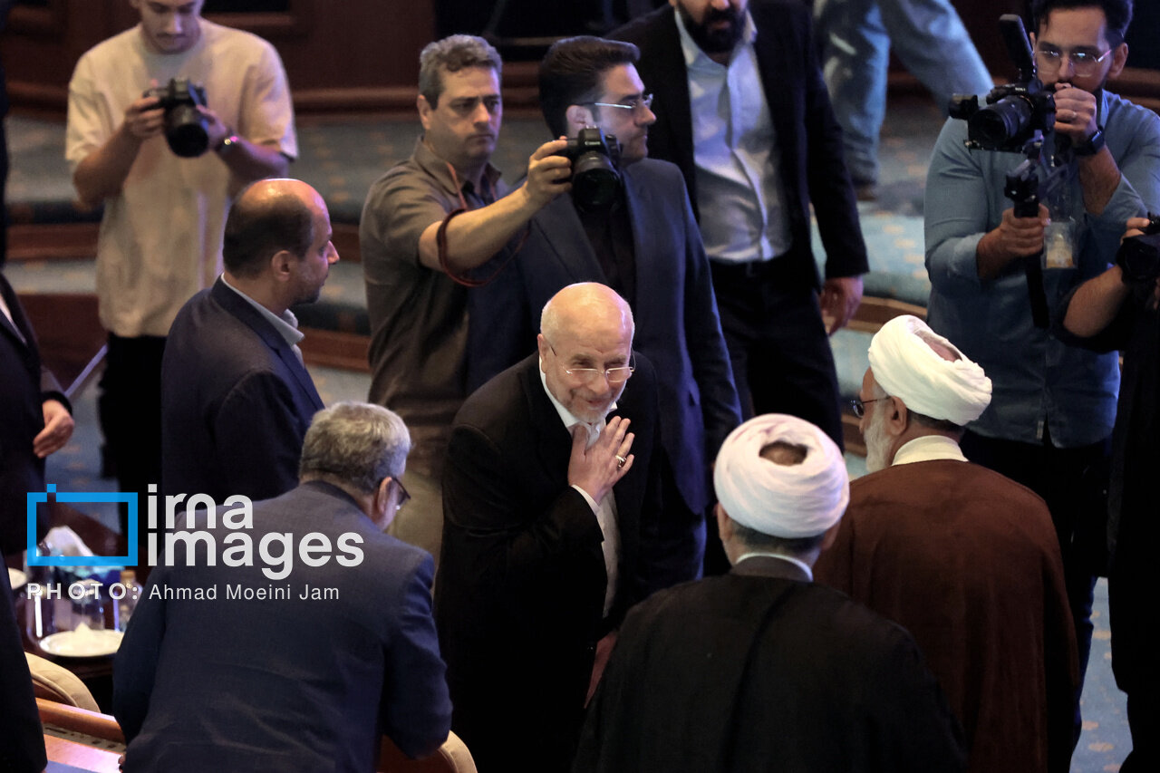 تصاویری از استقبال عکاسان از قالیباف در یک همایش