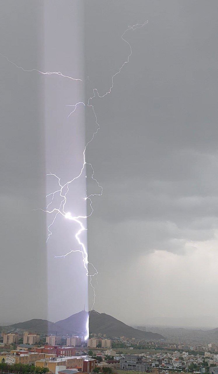 عکس | لحظه دیدنی اصابت صاعقه قدرتمند به شهر اراک