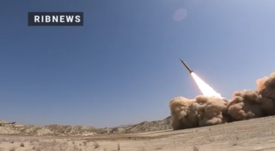 رونمایی از جدیدترین موشک بالستیک ایران توسط وزیر دفاع/ قاسم بصیر چند کیلومتر بُرد دارد؟+تصاویر