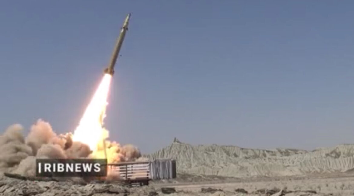 رونمایی از جدیدترین موشک بالستیک ایران توسط وزیر دفاع/ قاسم بصیر چند کیلومتر بُرد دارد؟+تصاویر