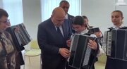 ببینید | نواختن یک موسیقی جنگی توسط نخست وزیر روسیه در مدرسه موسیقی کودکان