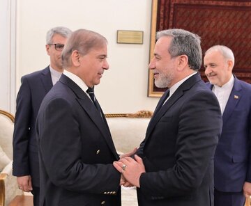 شهباز شریف: پاکستان اهمیت زیادی برای ایران قائل است/عراقچی نیز سلام گرم مقام معظم رهبری و مقام‌های ایرانی را به نخست‌وزیر پاکستان منتقل کرد