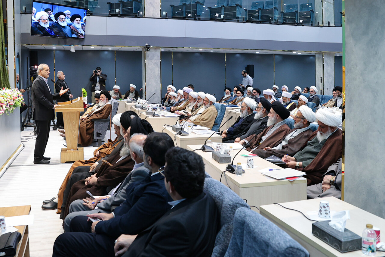 تصاویری از پزشکیان در جمع اعضای خبرگان رهبری/ اعضای خبرگان هنگام سخنرانی چه کردند؟