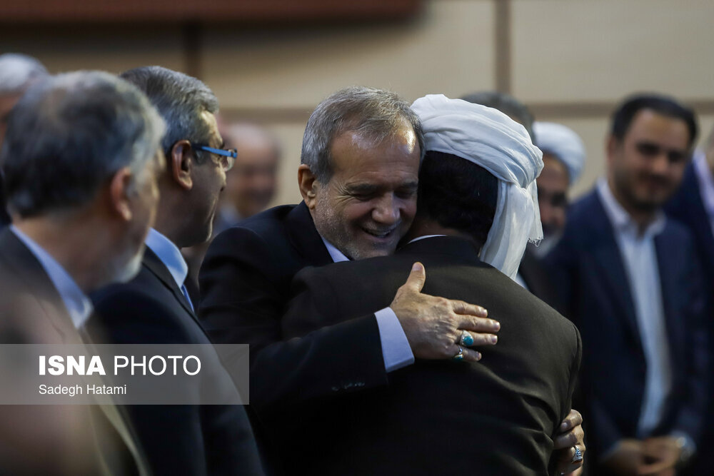 تصاویری از یک نشست در حرم مطهر رضوی با حضور رئیسجمهور/ چه کسانی او را همراهی میکردند؟