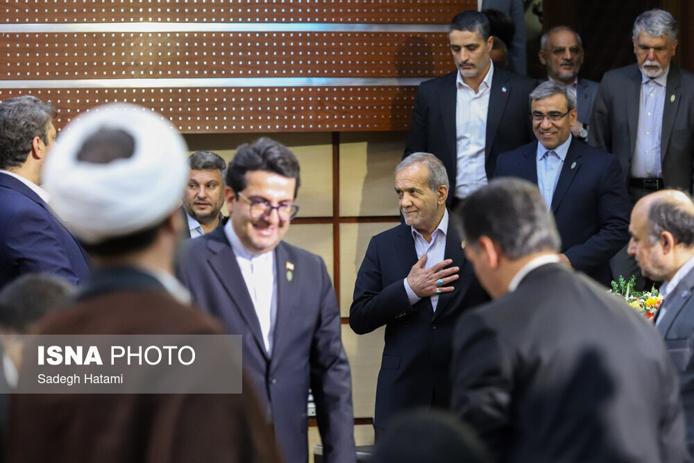 تصاویری از یک نشست در حرم مطهر رضوی با حضور رئیسجمهور/ چه کسانی او را همراهی میکردند؟