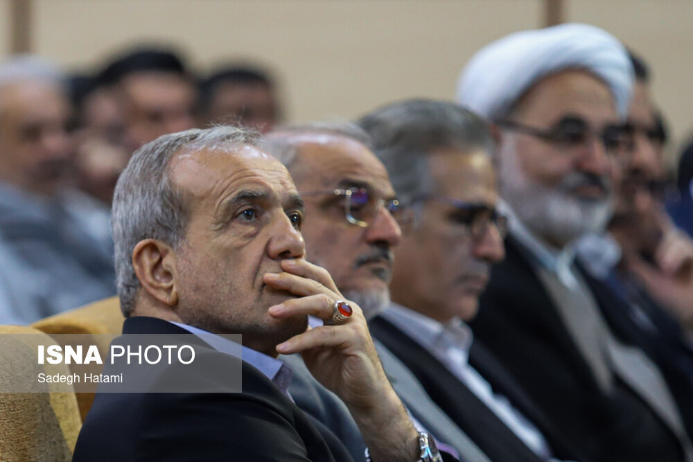 تصاویری از یک نشست در حرم مطهر رضوی با حضور رئیسجمهور/ چه کسانی او را همراهی میکردند؟