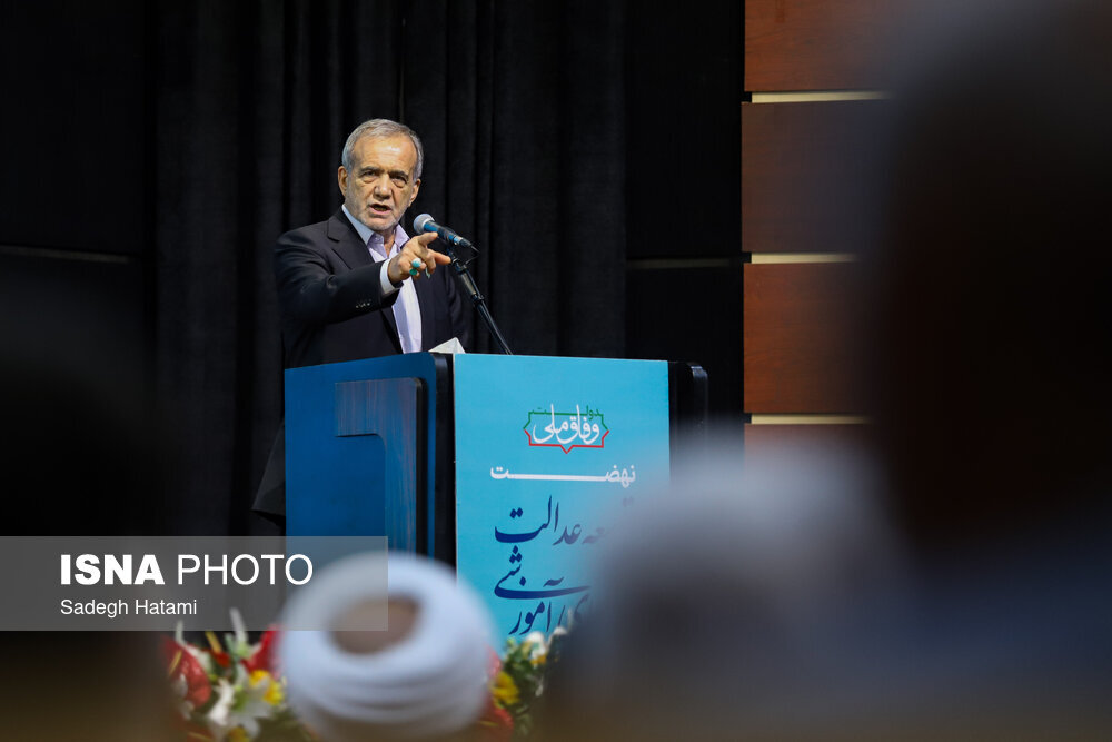 تصاویری از یک نشست در حرم مطهر رضوی با حضور رئیسجمهور/ چه کسانی او را همراهی میکردند؟