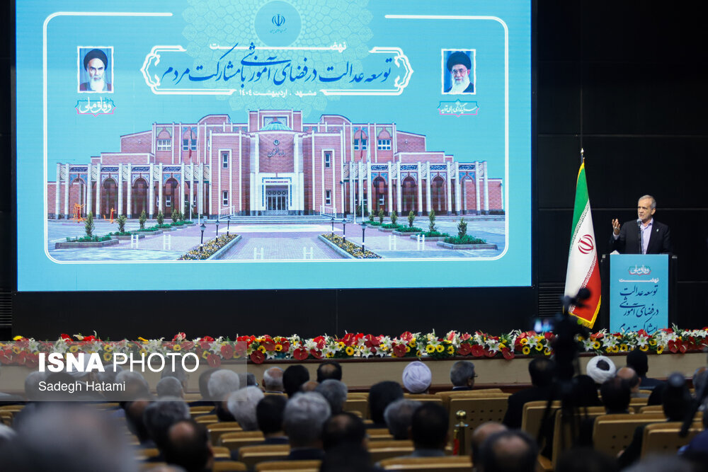 تصاویری از یک نشست در حرم مطهر رضوی با حضور رئیسجمهور/ چه کسانی او را همراهی میکردند؟