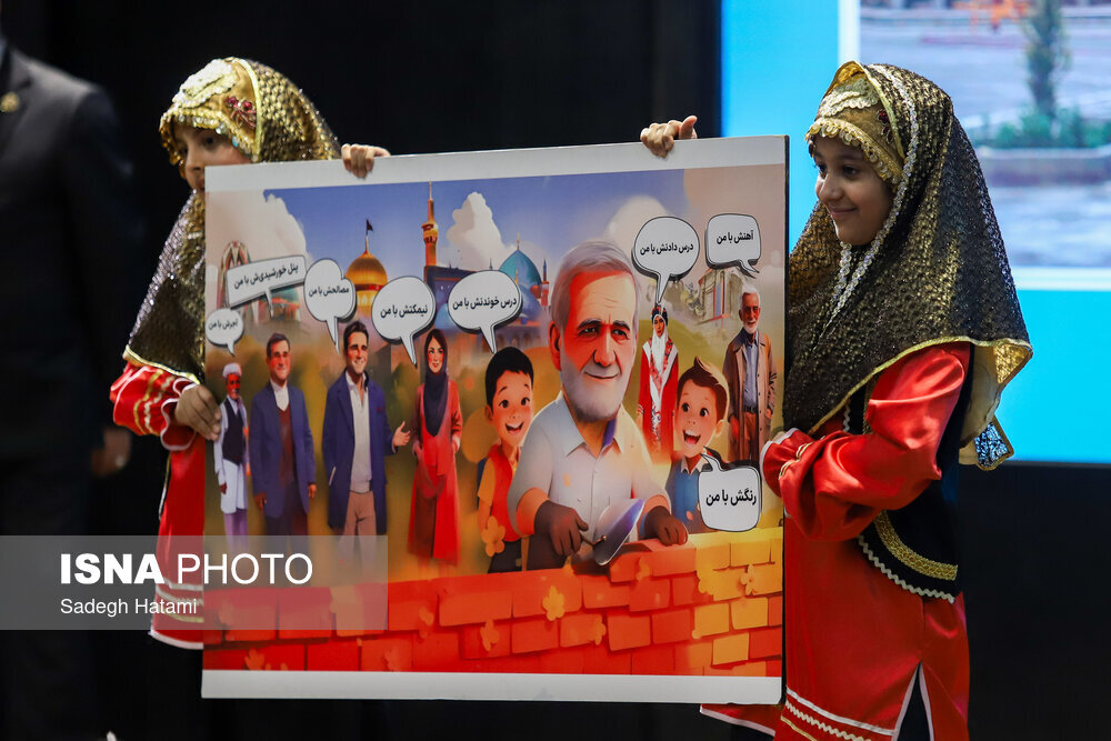 تصاویری از یک نشست در حرم مطهر رضوی با حضور رئیسجمهور/ چه کسانی او را همراهی میکردند؟