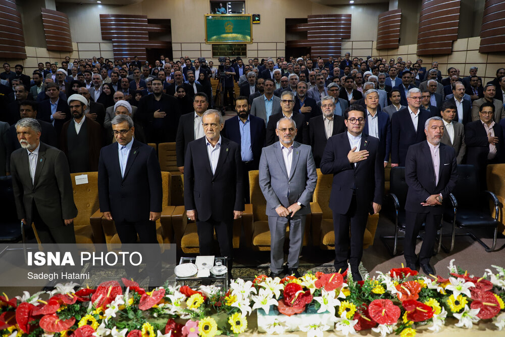تصاویری از یک نشست در حرم مطهر رضوی با حضور رئیسجمهور/ چه کسانی او را همراهی میکردند؟