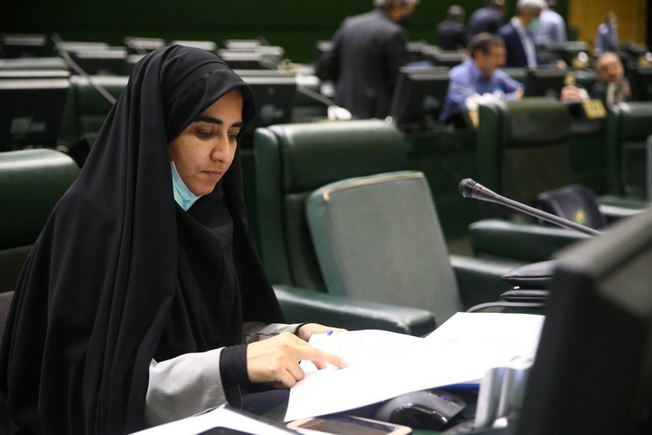سارا فلاحی: بسیاری از آقایان در سلول های خاکستری شان، اعتقادی به توانایی زنان ندارند/ توان رقابت با مهمانی های گران قیمت در هتل های لوکس را نداریم