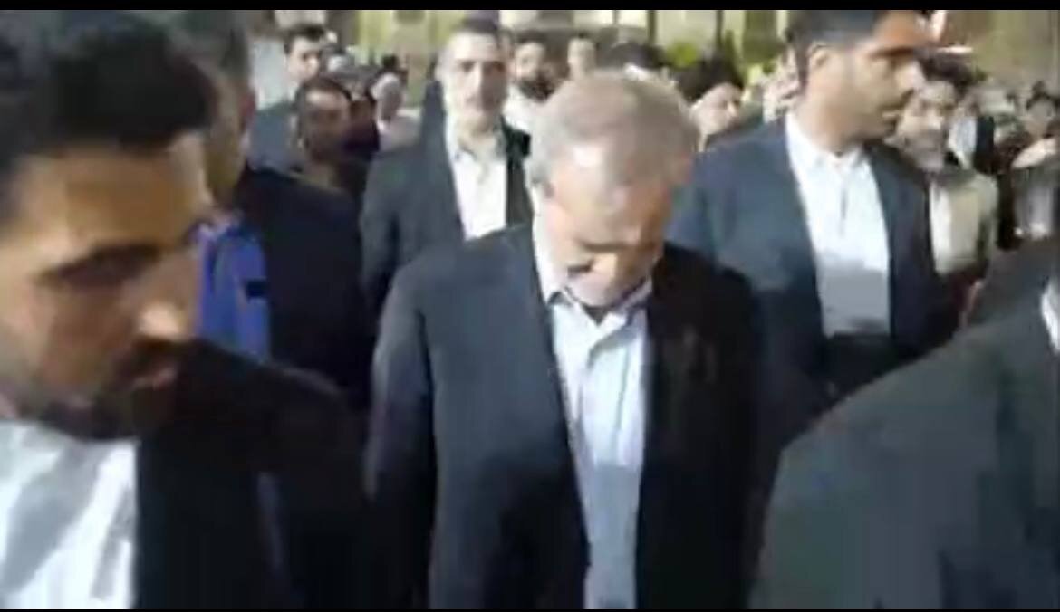 رئیس‌جمهور به زیارت حرم امام رضا(ع) مشرف شد+عکس