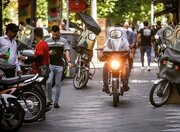 ببینید | موتورسواری ایستاده وسط اتوبان در اصفهان