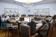 عکسی از درِ گوشی صحبت کردن پزشکیان و قالیباف در یک جلسه رسمی