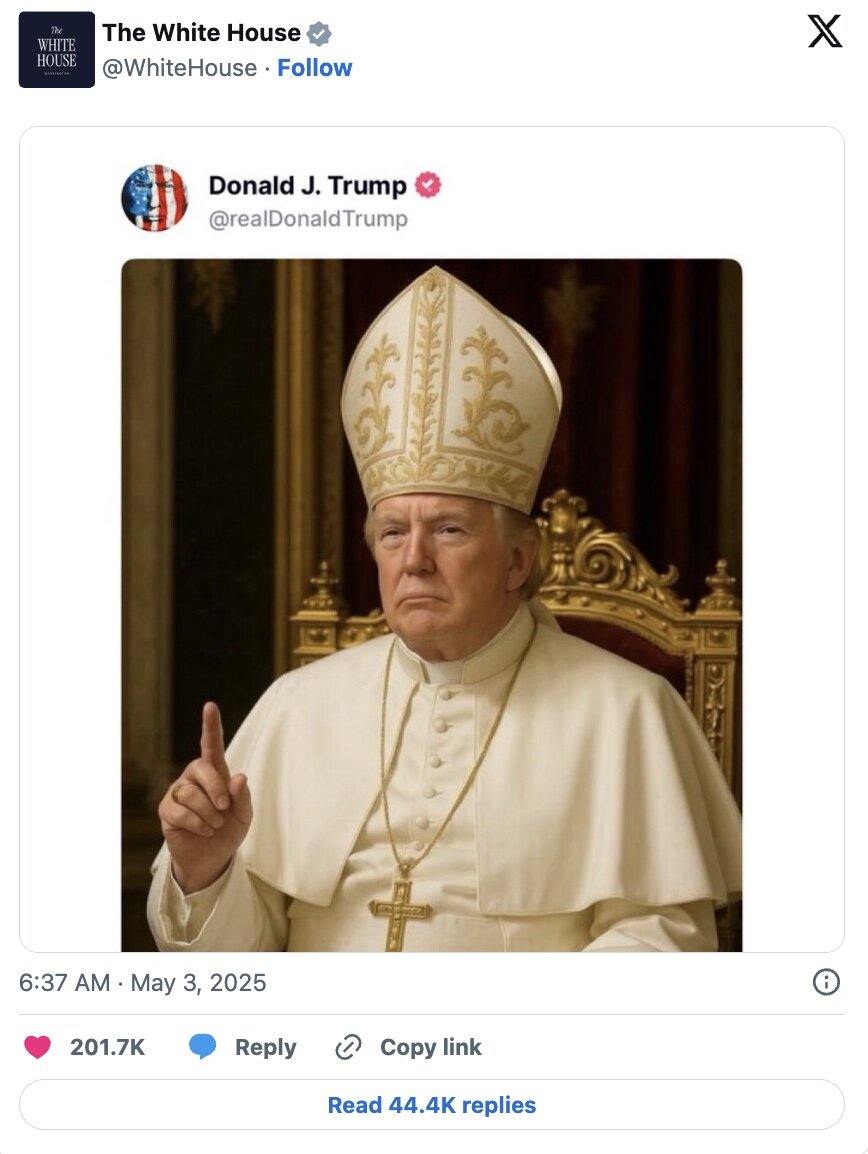 ترامپ در لباس پاپ ظاهر شد!