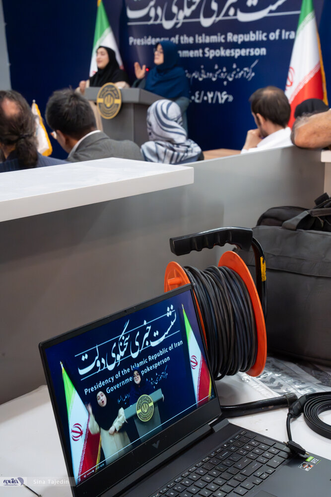 تصاویری از حضور خانم سخنگو در جمع اهالی رسانه در بیمارستان سینا/ وزیر بهداشت هم آمده بود