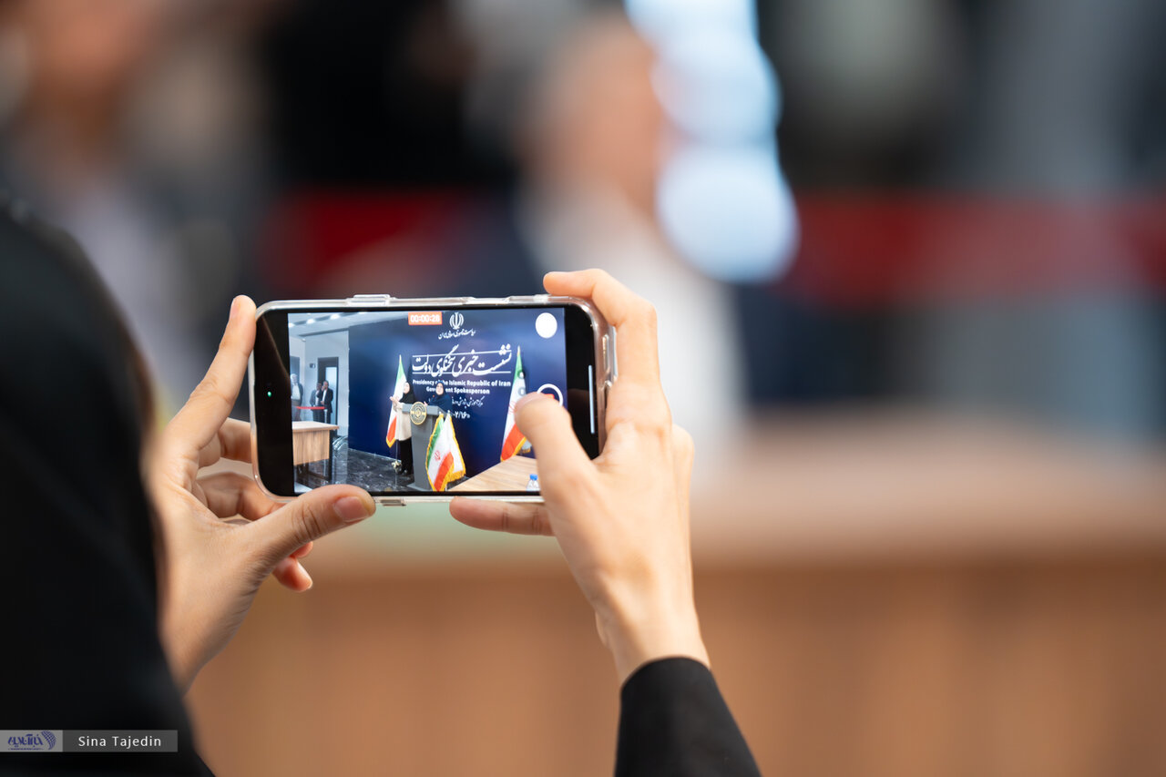 تصاویری از حضور خانم سخنگو در جمع اهالی رسانه در بیمارستان سینا/ وزیر بهداشت هم آمده بود