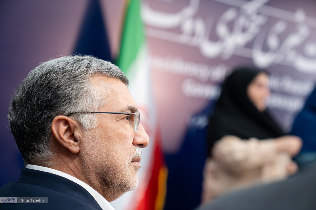 تصاویری از حضور خانم سخنگو در جمع اهالی رسانه در بیمارستان سینا/ وزیر بهداشت هم آمده بود