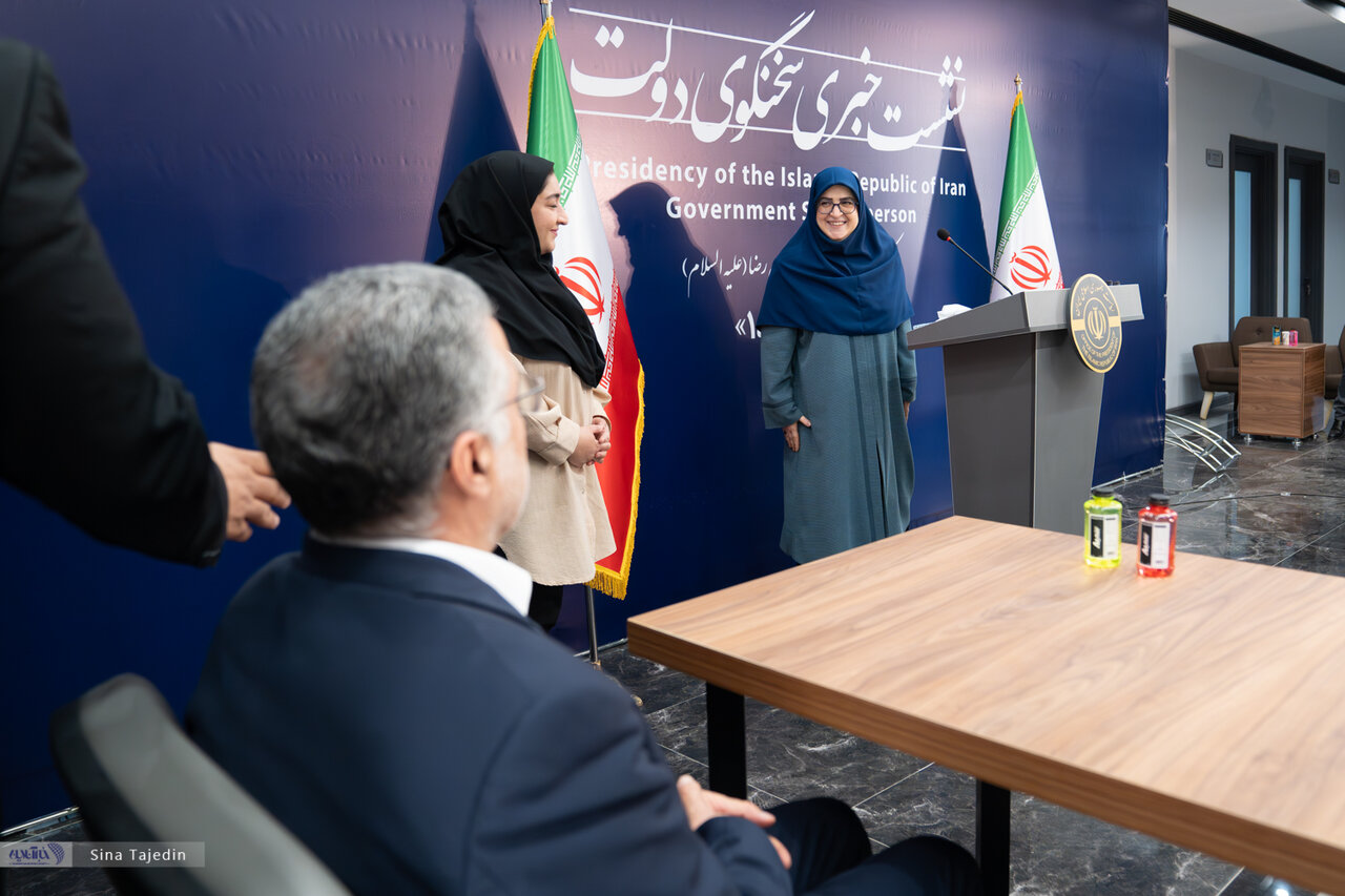 تصاویری از حضور خانم سخنگو در جمع اهالی رسانه در بیمارستان سینا/ وزیر بهداشت هم آمده بود