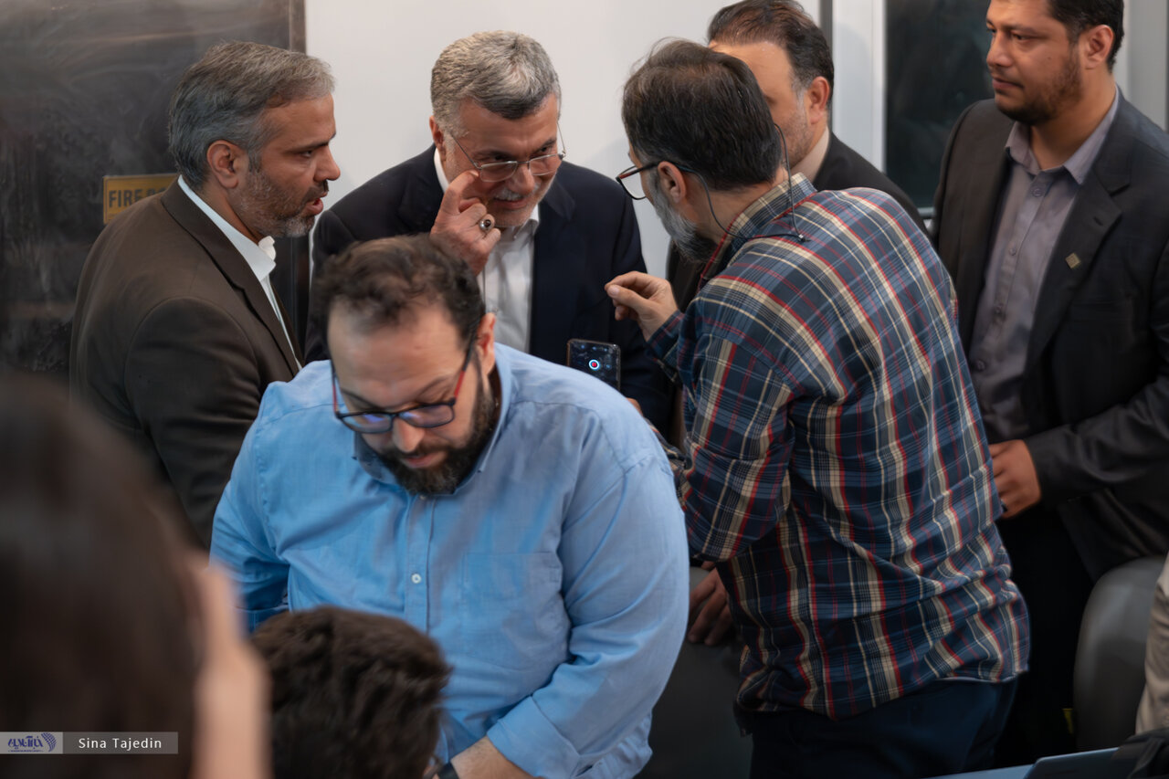 تصاویری از حضور خانم سخنگو در جمع اهالی رسانه در بیمارستان سینا/ وزیر بهداشت هم آمده بود