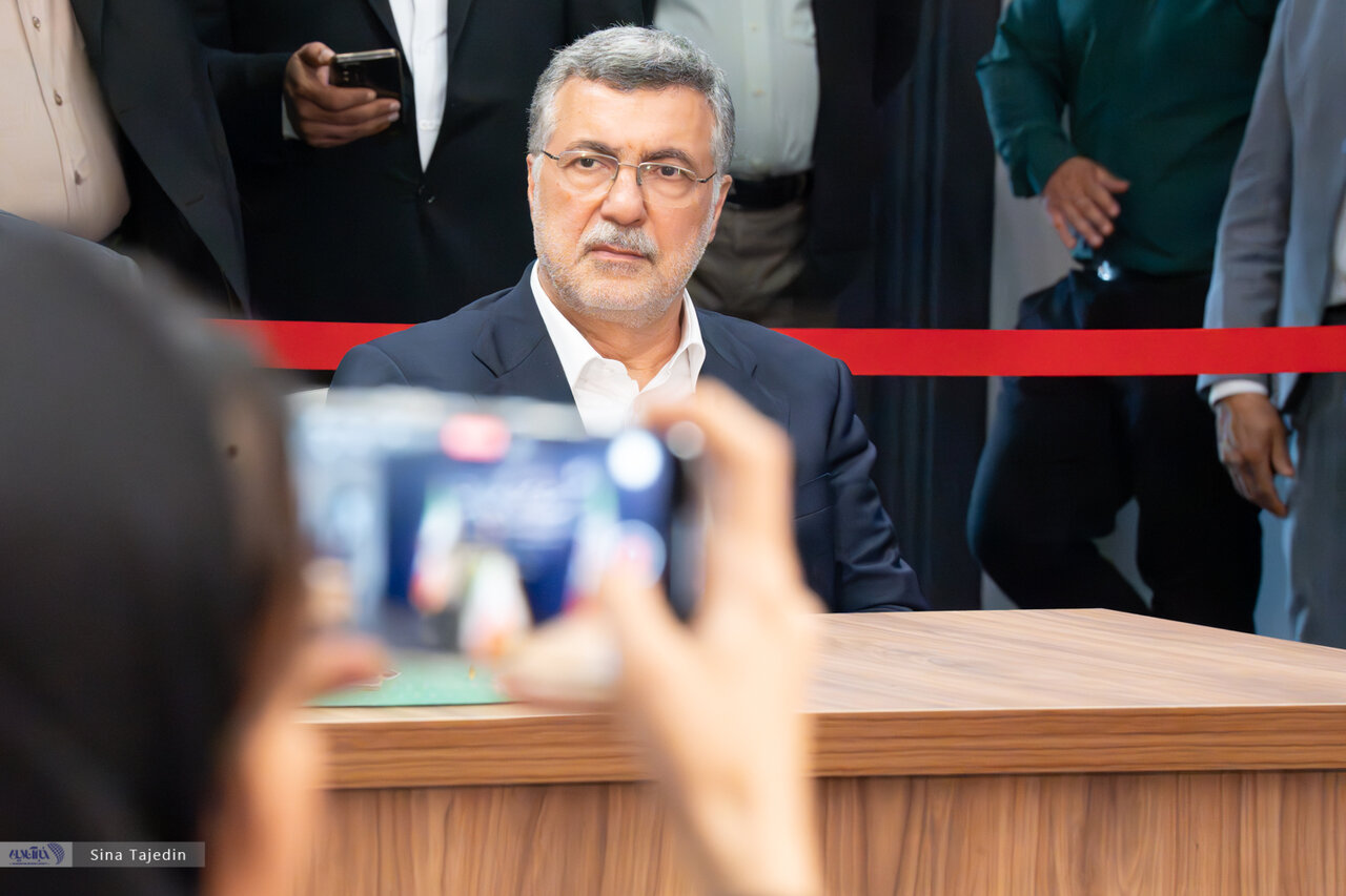 تصاویری از حضور خانم سخنگو در جمع اهالی رسانه در بیمارستان سینا/ وزیر بهداشت هم آمده بود