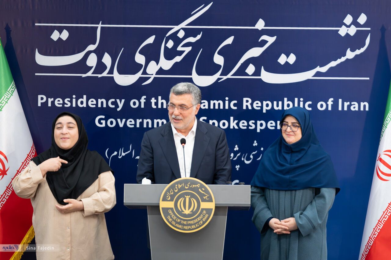 تصاویری از حضور خانم سخنگو در جمع اهالی رسانه در بیمارستان سینا/ وزیر بهداشت هم آمده بود