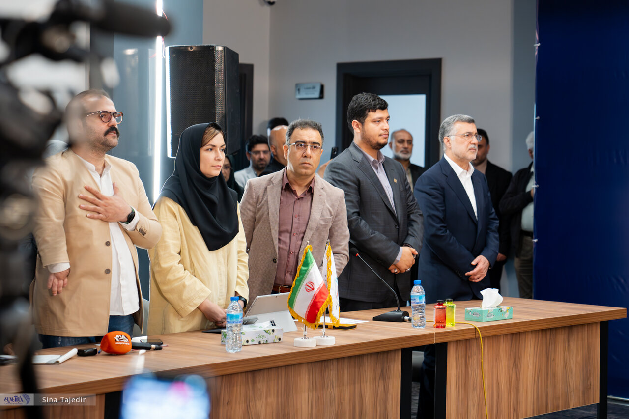 تصاویری از حضور خانم سخنگو در جمع اهالی رسانه در بیمارستان سینا/ وزیر بهداشت هم آمده بود