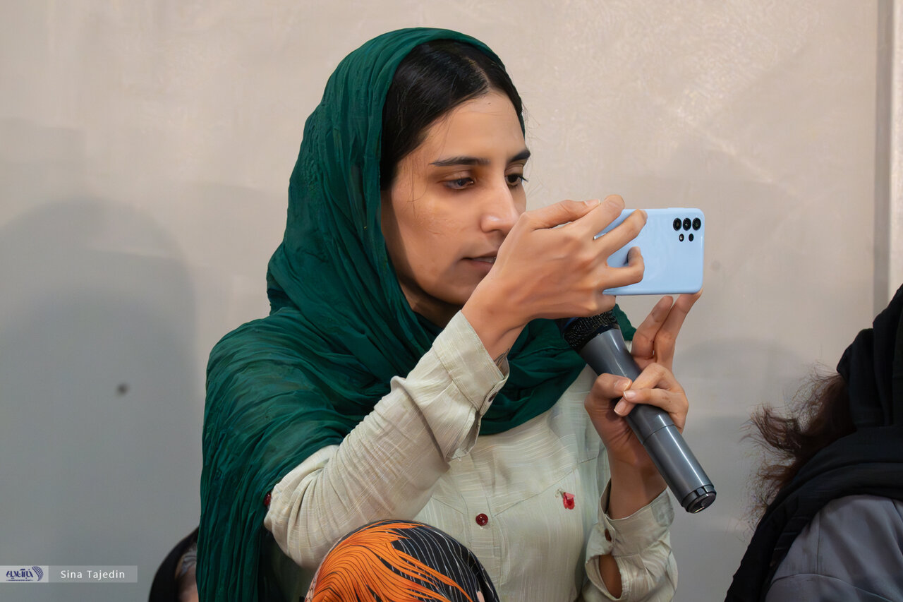 تصاویری از حضور خانم سخنگو در جمع اهالی رسانه در بیمارستان سینا/ وزیر بهداشت هم آمده بود