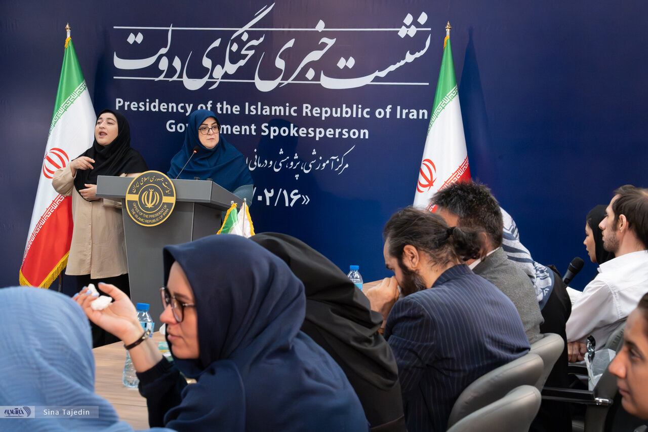 تصاویری از حضور خانم سخنگو در جمع اهالی رسانه در بیمارستان سینا/ وزیر بهداشت هم آمده بود