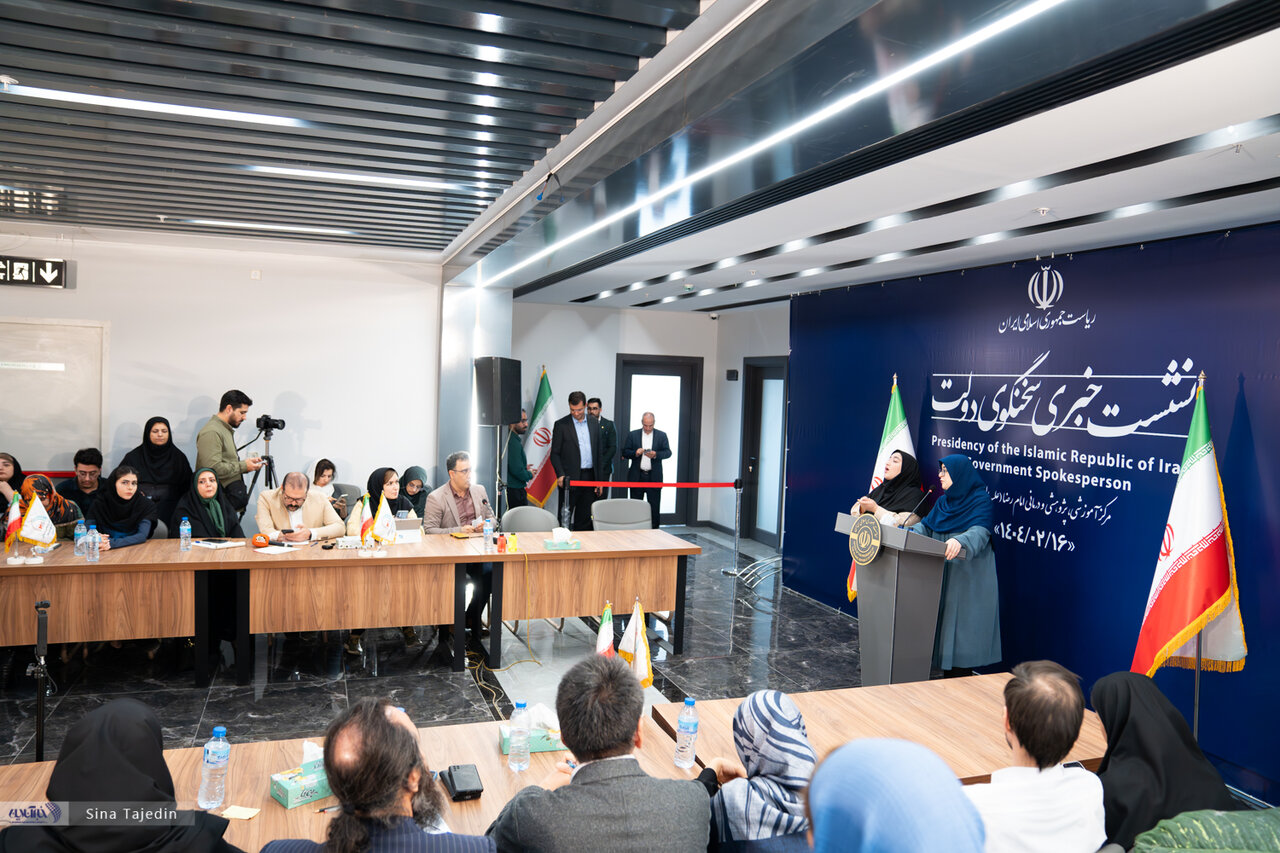 تصاویری از حضور خانم سخنگو در جمع اهالی رسانه در بیمارستان سینا/ وزیر بهداشت هم آمده بود