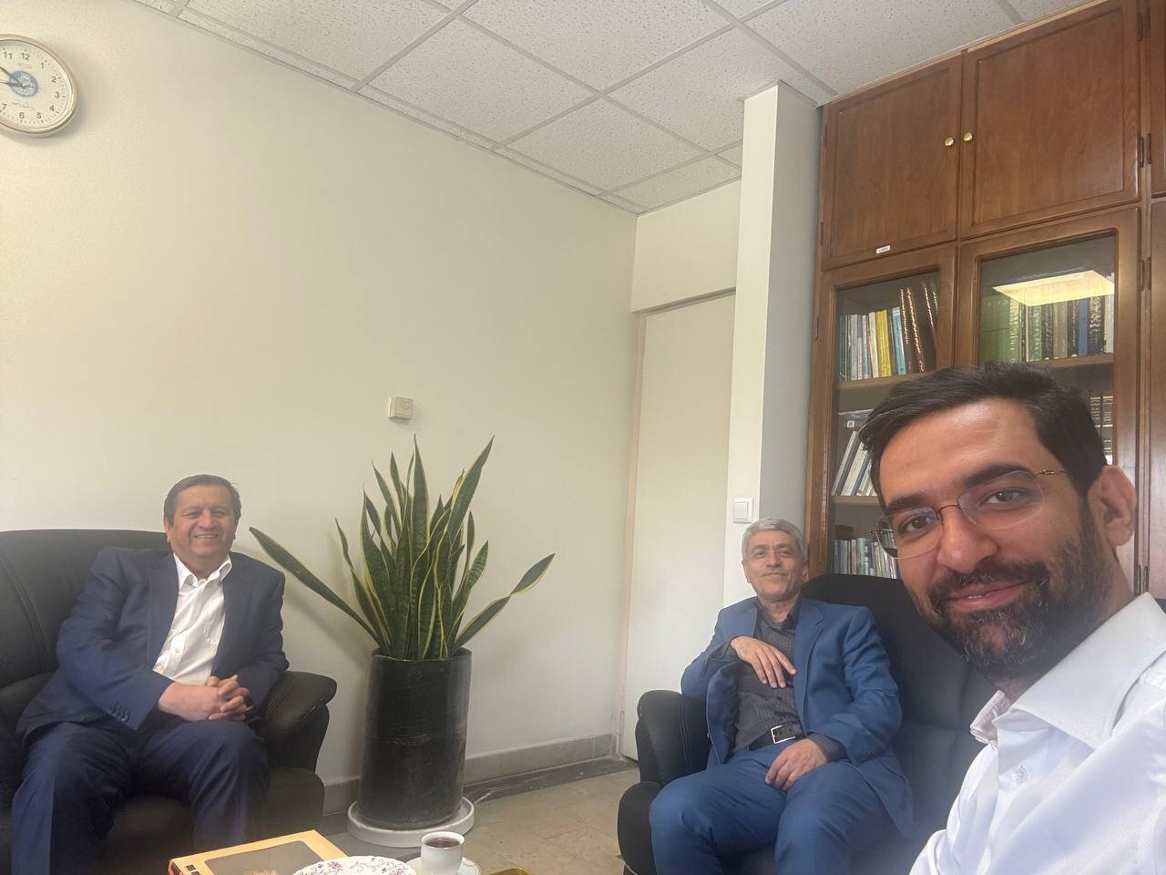 تصویری از آذری جهرمی در کنار گزینه وزارت اقتصاد و وزیر اقتصادِ استیضاح شده/ همین الان یهویی!