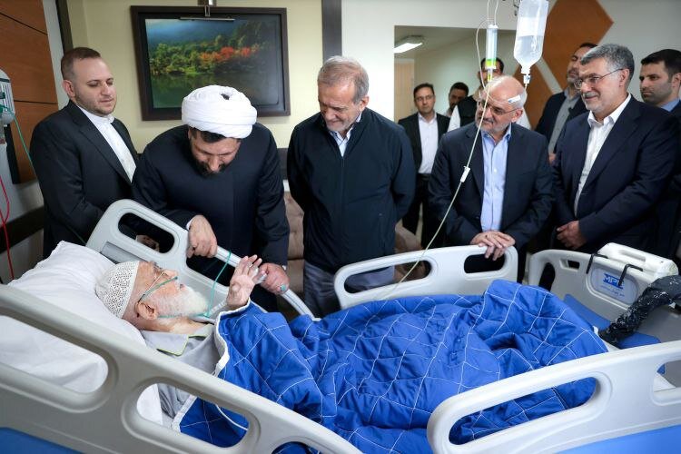 رئیسجمهور به عیادت آیتالله نوری همدانی رفت+ تصاویر