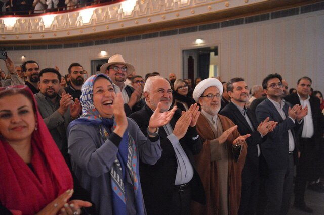 عکسی متفاوت از ظریف در تالار وحدت/ او و همسرش به تماشای تنبورنوازی نشستند