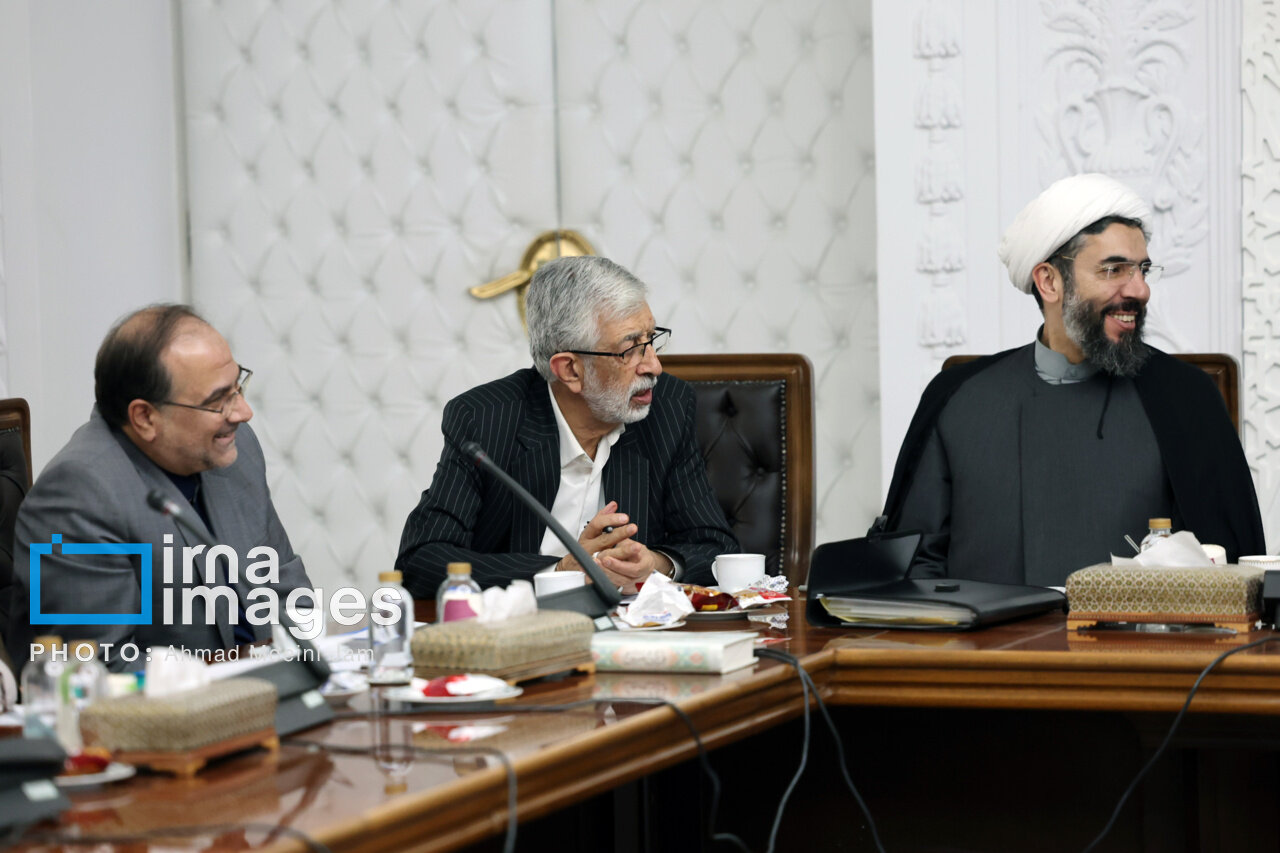 تصویری جالب از در گوشی صحبت کردن پزشکیان با قالیباف در یک جلسه رسمی