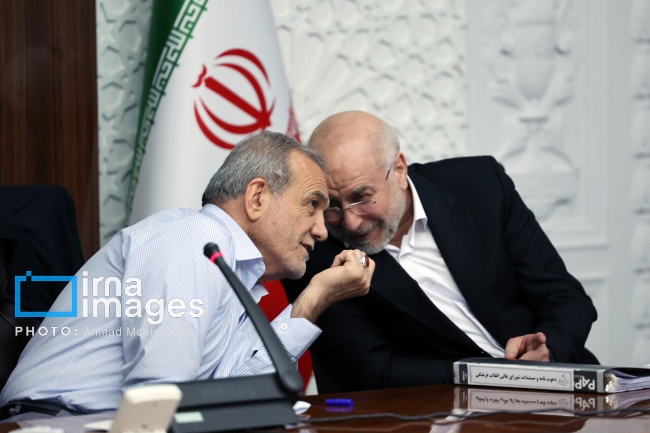 تصویری جالب از در گوشی صحبت کردن پزشکیان با قالیباف در یک جلسه رسمی