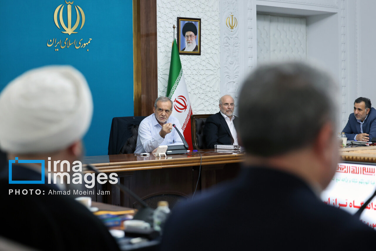 تصویری جالب از در گوشی صحبت کردن پزشکیان با قالیباف در یک جلسه رسمی