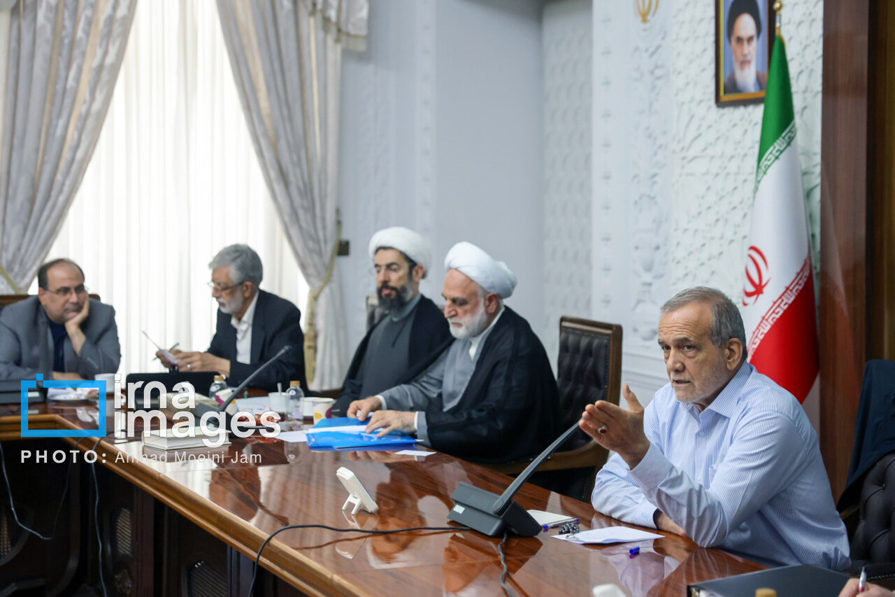 تصویری جالب از در گوشی صحبت کردن پزشکیان با قالیباف در یک جلسه رسمی