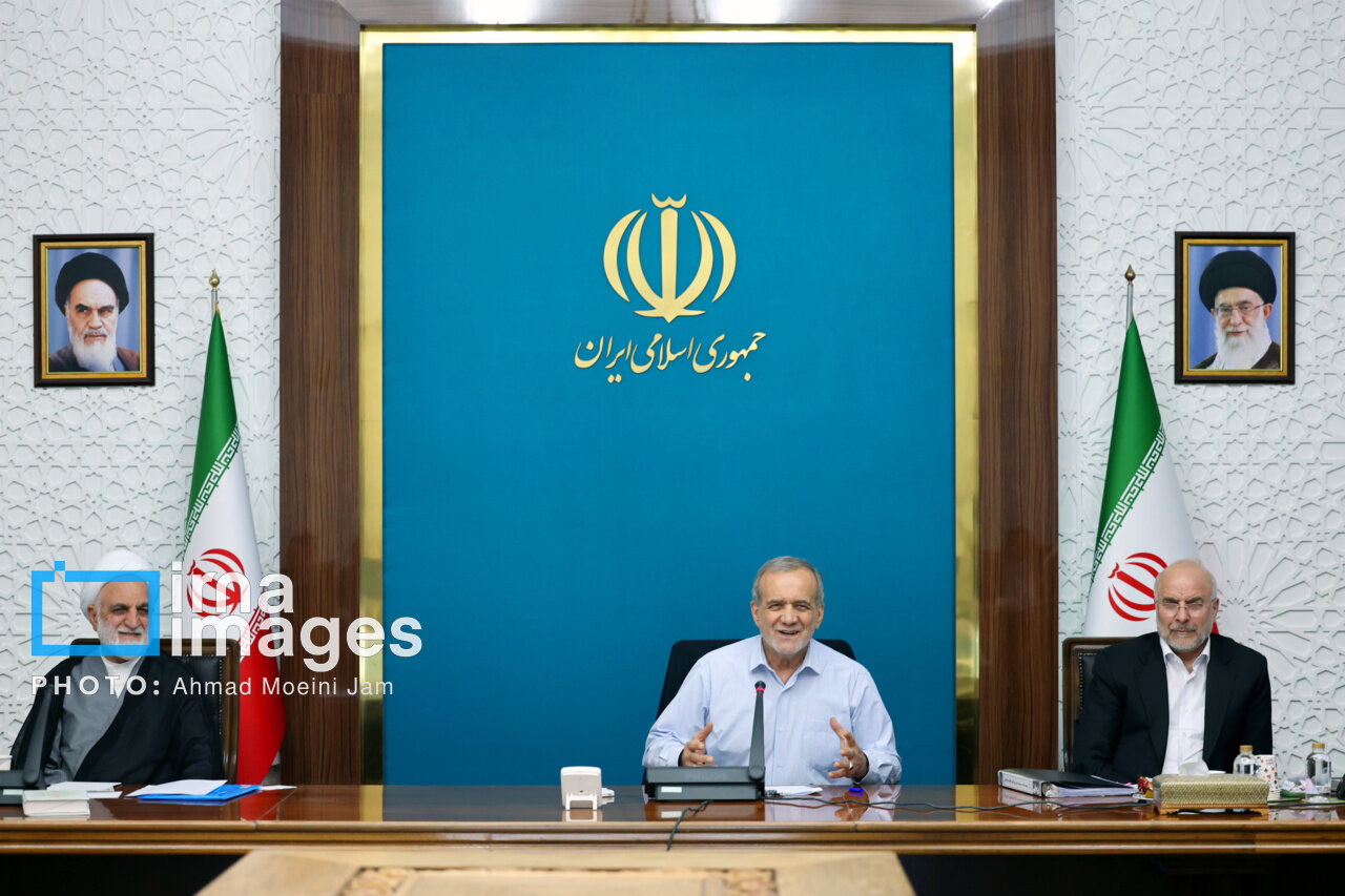 تصویری جالب از در گوشی صحبت کردن پزشکیان با قالیباف در یک جلسه رسمی