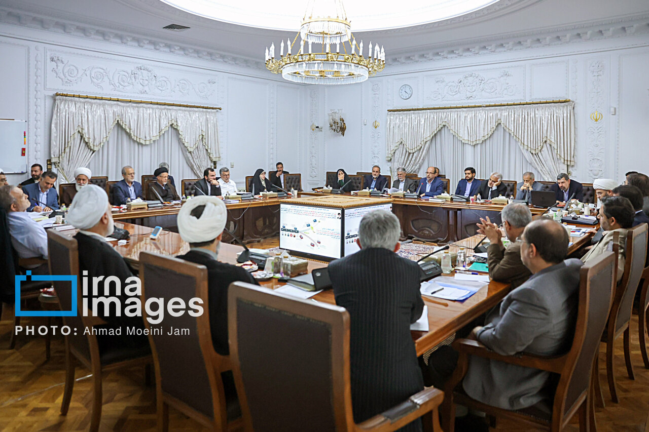 تصویری جالب از در گوشی صحبت کردن پزشکیان با قالیباف در یک جلسه رسمی