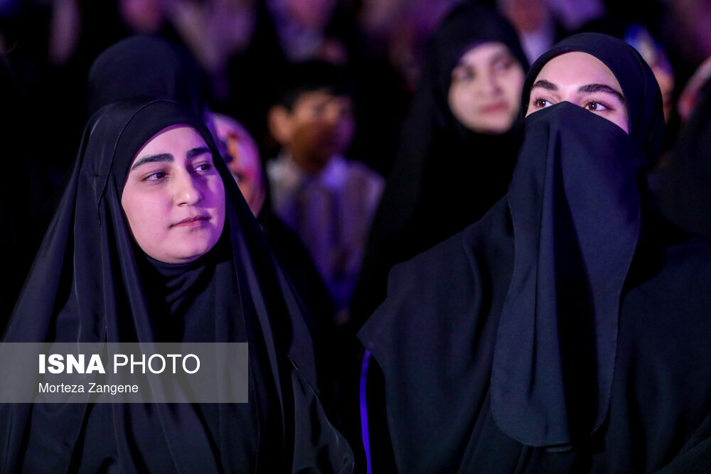 تجلیل رئیس مجلس از دختران شهدای مقاومت/ زینب سلیمانی و دختر شهید امیرعبداللیهان در کنار یکدیگر
