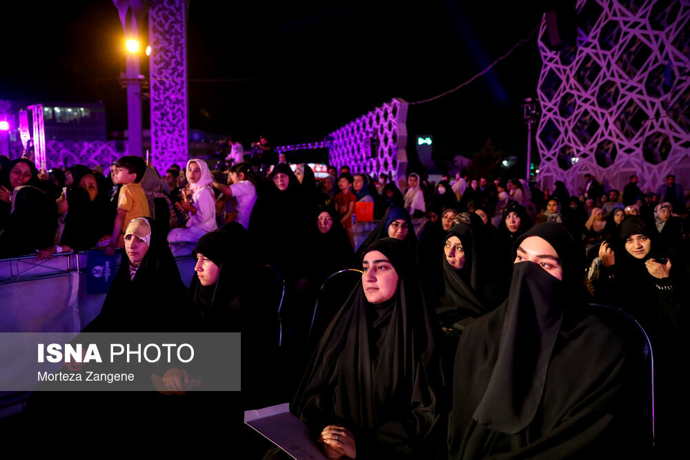 تجلیل رئیس مجلس از دختران شهدای مقاومت/ زینب سلیمانی و دختر شهید امیرعبداللیهان در کنار یکدیگر
